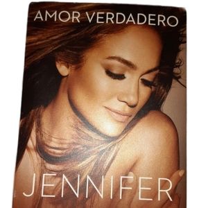 Jennifer Lopez Book Amor Verdadero reading autobiography celebrity jlo (0416)